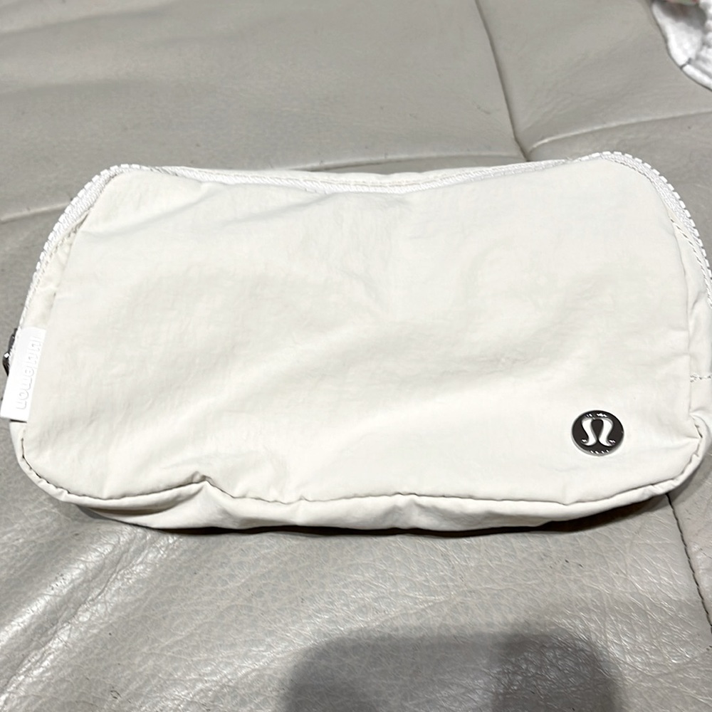 Lululemon Everywhere Belt Bag Off white NWT OS
